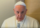 EN AVION – Conférence de presse / Pape François (215e)